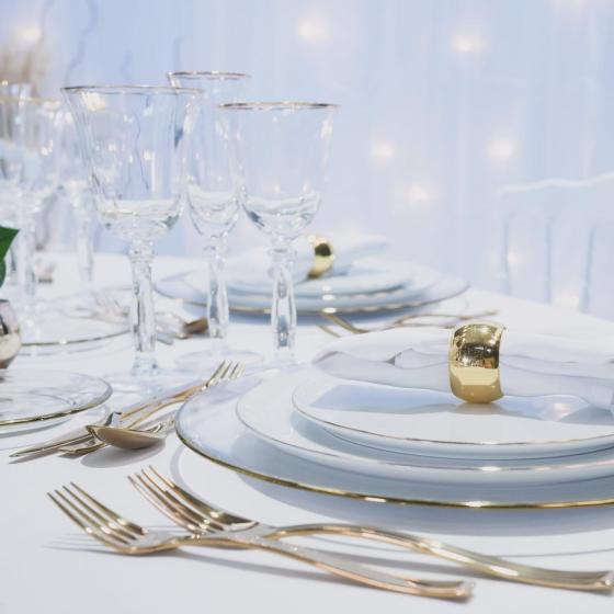 Laissez-vous séduire par notre inspiration du jour avec notre décoration blanche et dorée ! 