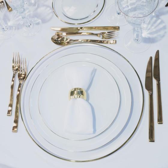Laissez-vous séduire par notre inspiration du jour avec notre décoration blanche et dorée ! 
