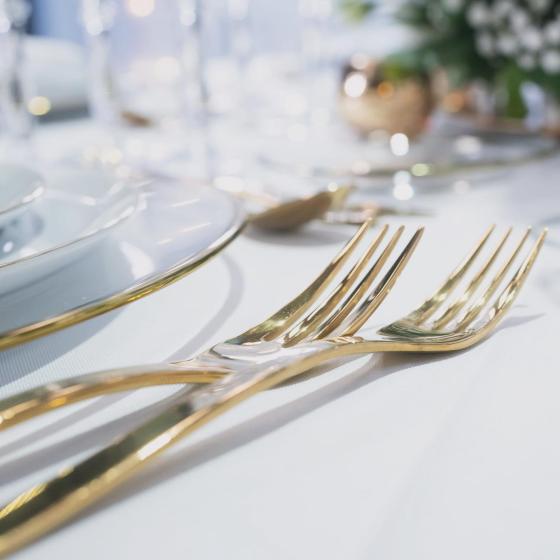 Laissez-vous séduire par notre inspiration du jour avec notre décoration blanche et dorée ! 