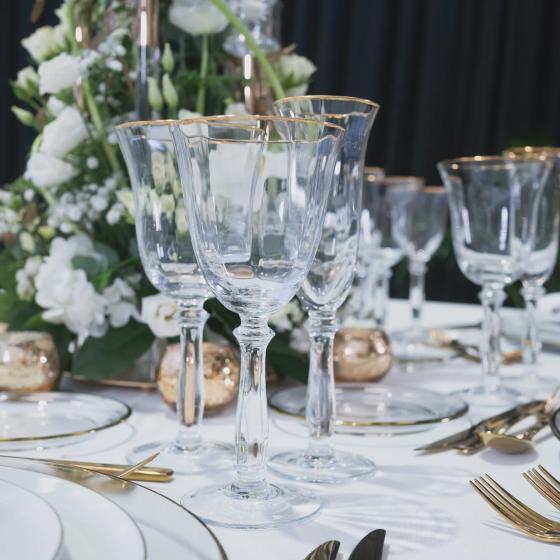 Laissez-vous séduire par notre inspiration du jour avec notre décoration blanche et dorée ! 