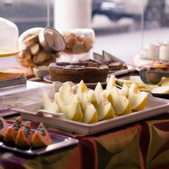 Créez un petit déjeuner d’équipe inoubliable avec la location de matériel pour buffet