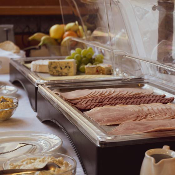 Créez un petit déjeuner d’équipe inoubliable avec la location de matériel pour buffet