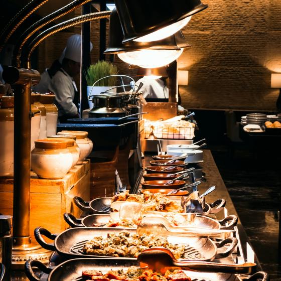 Créer un office traiteur éphémère : la checklist du matériel indispensable (étuves, froid, inox)