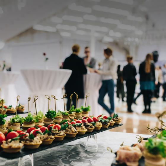Cocktail dînatoire ou dîner assis : comment choisir le bon format et composer son matériel de location ?