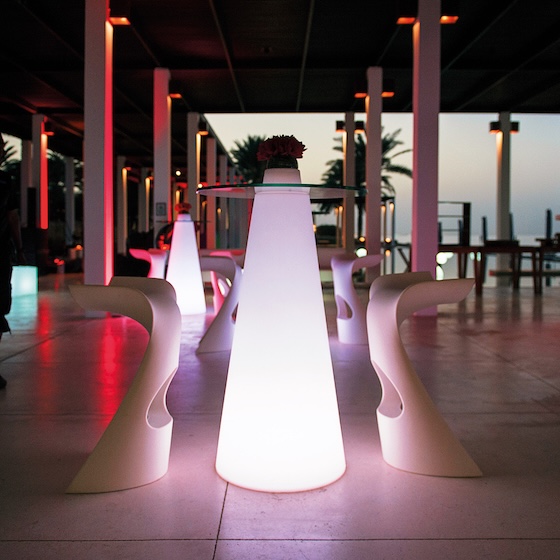 Illuminez vos soirées avec notre mange-debout lumineux Premium ! 