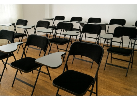 Chaise de conférence en velours noir + Tablette écritoire